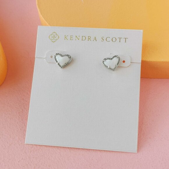 Kendra Scott - Ari Heart Ivory Mother-Of-Pearl Silver Stud Earrings - NEW - Picture 1 of 3